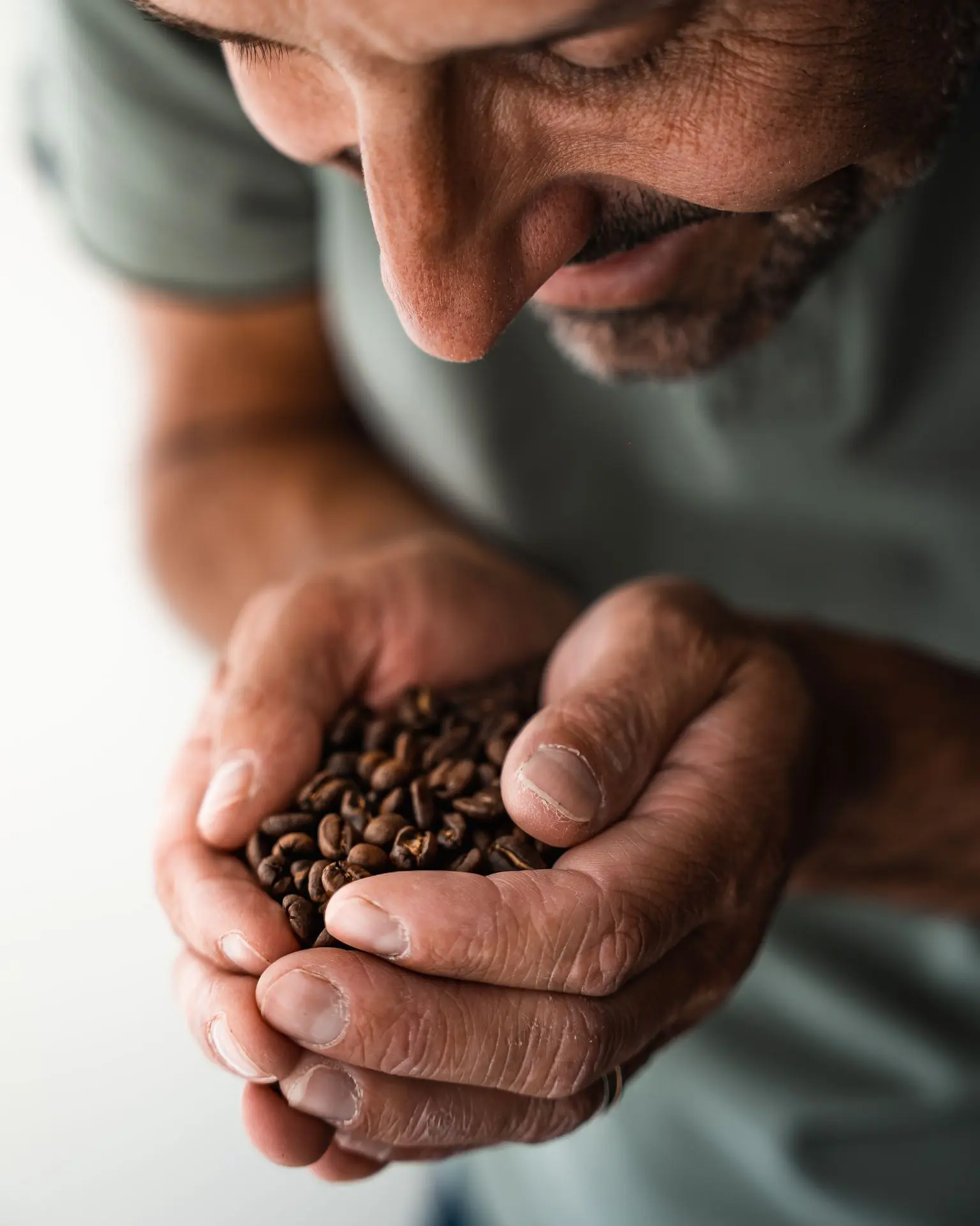 Fabian, le petit Torréfacteur Arduina sentant les doux aromes du café fraichement torréfié