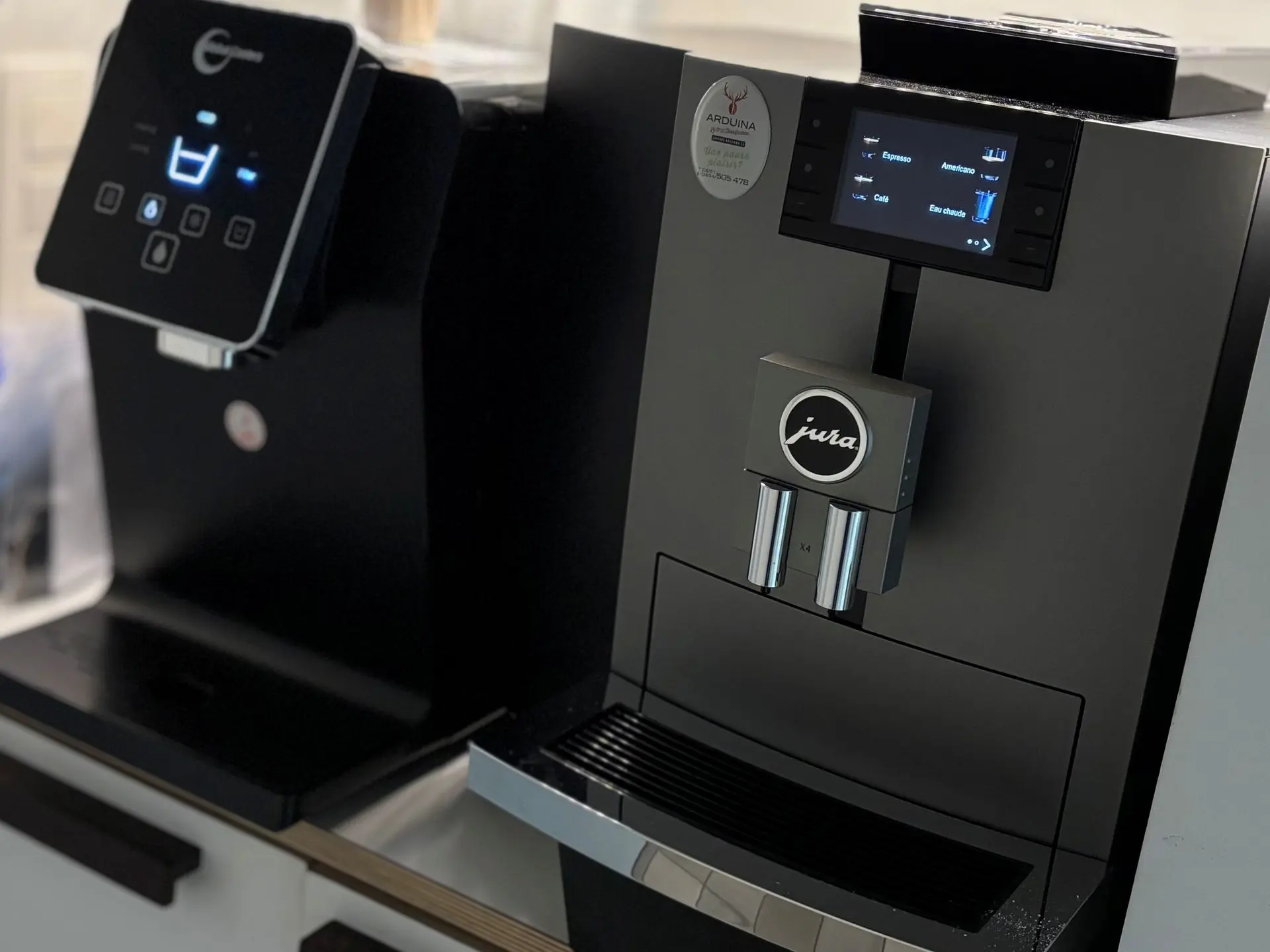 Machine à café professionnelle JURA Arduina installée dans un espace café entreprise premium