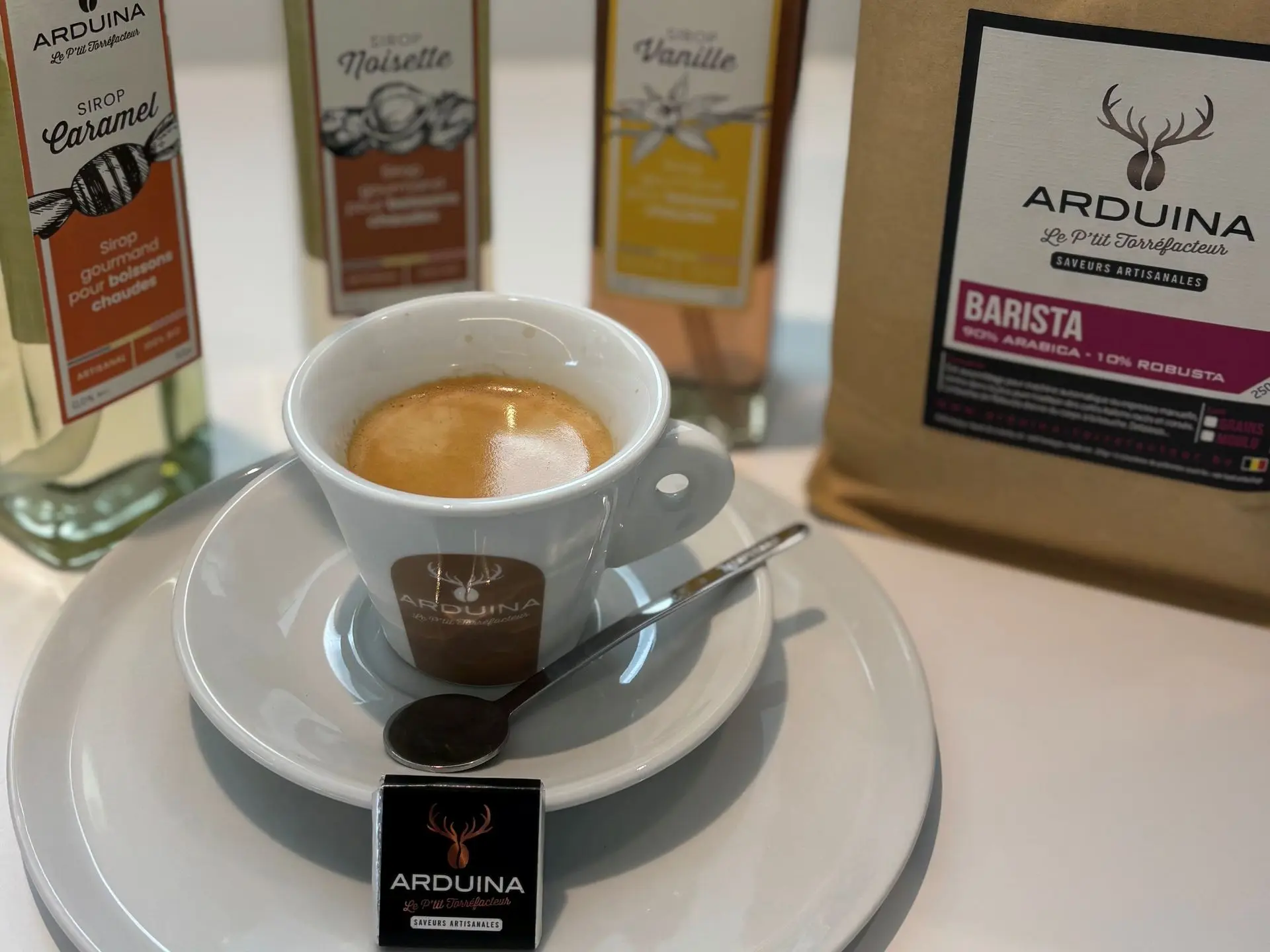 Tasse espresso Arduina et douceurs artisanales pour une pause café qui fédère les collaborateurs